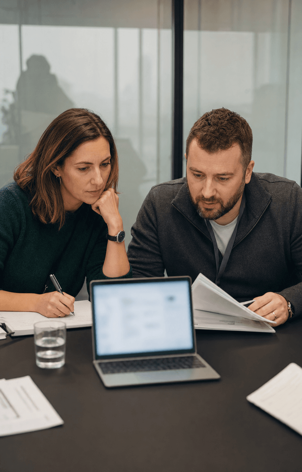 Responsable produit et gestionnaire testant un prototype IA sur un dossier d’assurance